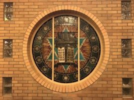 round stained glass window at temple hadar israel synagogue
