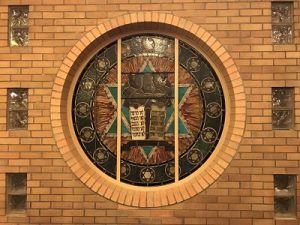 round stained glass window at temple hadar israel synagogue