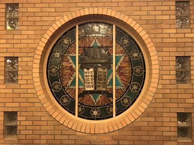 round stained glass window at temple hadar israel synagogue