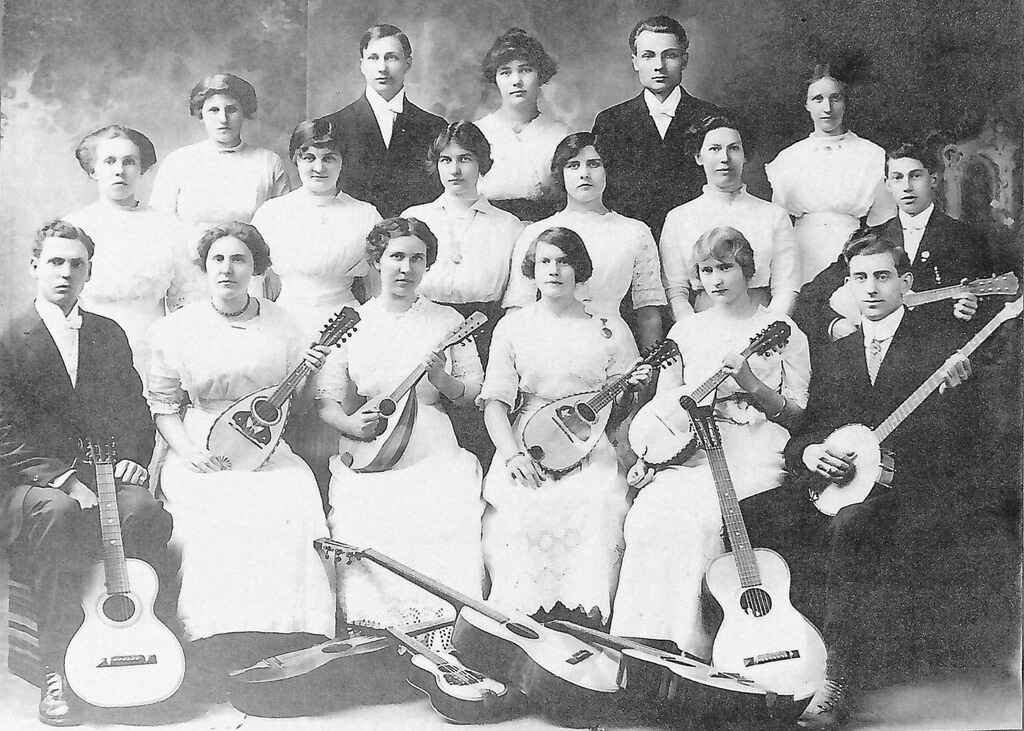 photo showing Mable Margaret Lusk in the top row far left. Born 1895. Died 1966.